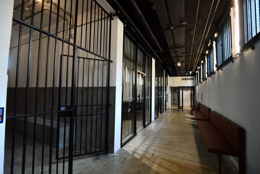 法院原有4个拘留室，其中一个保留原貌，内有混凝土长椅、气窗连金属格栅和铁丝网，以及金属闸门，其余3间改装成多用途活动室，让青年人有更多互动和交流的空间。