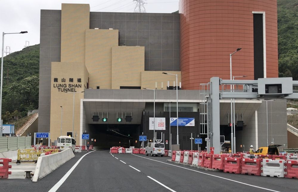 全长 4.8公里的龙山隧道，是全港最长的陆上行车隧道，较现时最长的大老山隧道约4公里还要长。