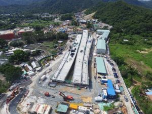 沙头角公路以北的一段，包括长达3.3公里的高架桥和0.7公里的长山隧道。高架桥桥身由超过2 800件预制组件组成，每件重约50吨。