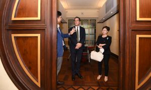 黄伟纶局长听取虎豹乐圃执行董事（项目发展）胡灿森介绍虎豹别墅的修复和活化工作。