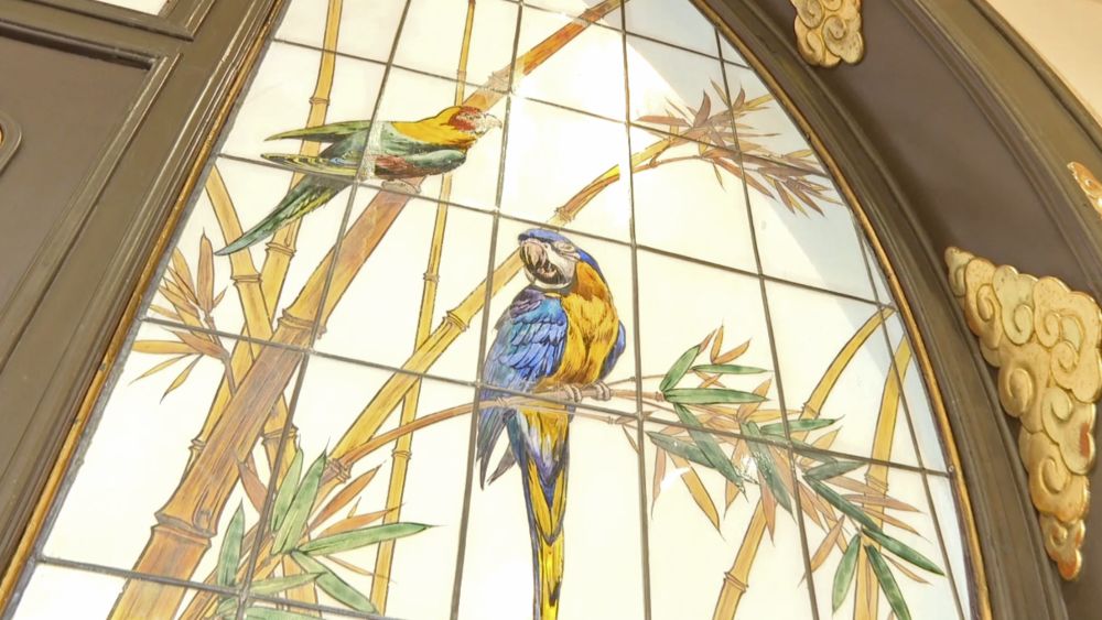 大宅内有120块来自意大利的彩绘玻璃，复修其中20块最美、最大的便花了约4个月时间。