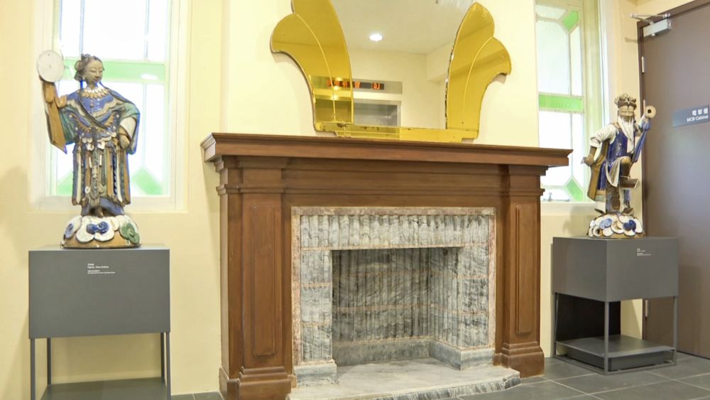 大宅内其中一间套房现已变成升降机大堂，其壁炉和木制装饰均保留下来。