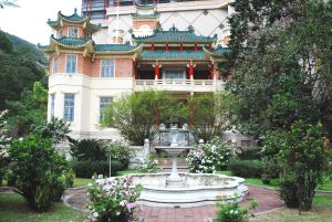 虎豹别墅主要由一幢楼高四层的大宅和私人花园组成，是胡文虎先生于1936年为其胡氏家族兴建，并以胡文虎、胡文豹兄弟二人的名字命名。