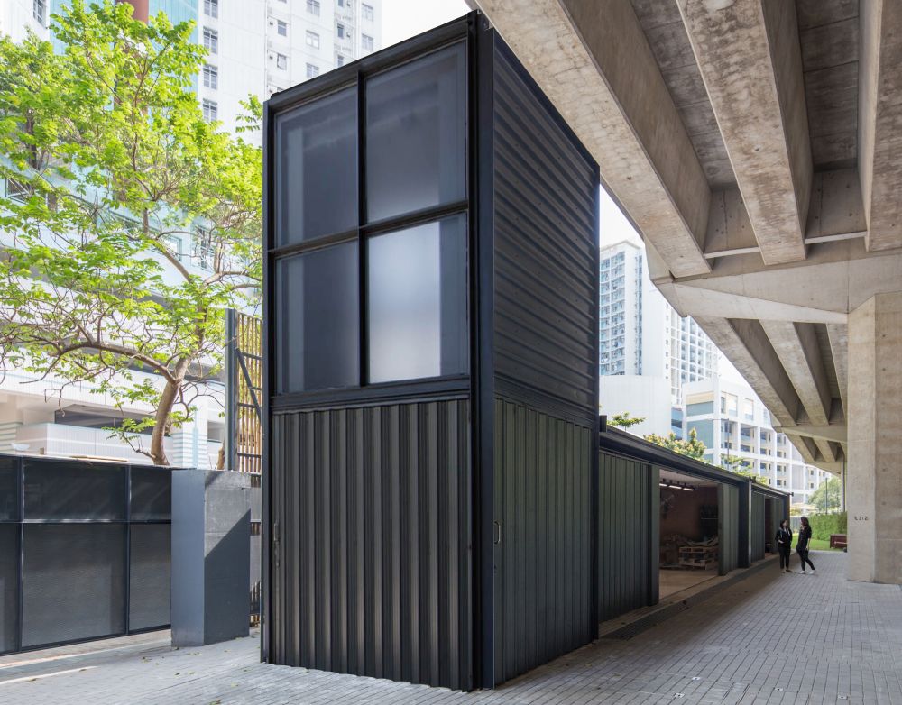 “绿在东区”以旧货柜组装成不同的活动空间，并髹上新颖的颜色，有些货柜特意把“外皮”（即货柜侧面部分钢板）拆去，换上落地玻璃，引入自然光。