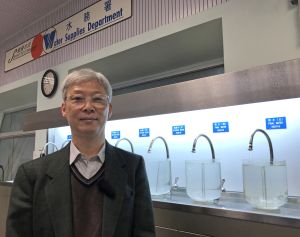 水务署总水务化验师郭有定日前在沙田滤水厂，介绍厂房一系列严格的处理程序，令原水过滤成为食水。