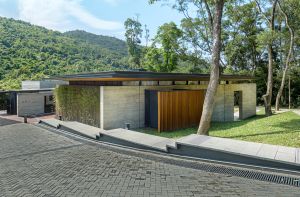 海下游客中心的外墙以印有木纹的清水混凝土为主要建筑材料，带出质朴、自然的感觉。