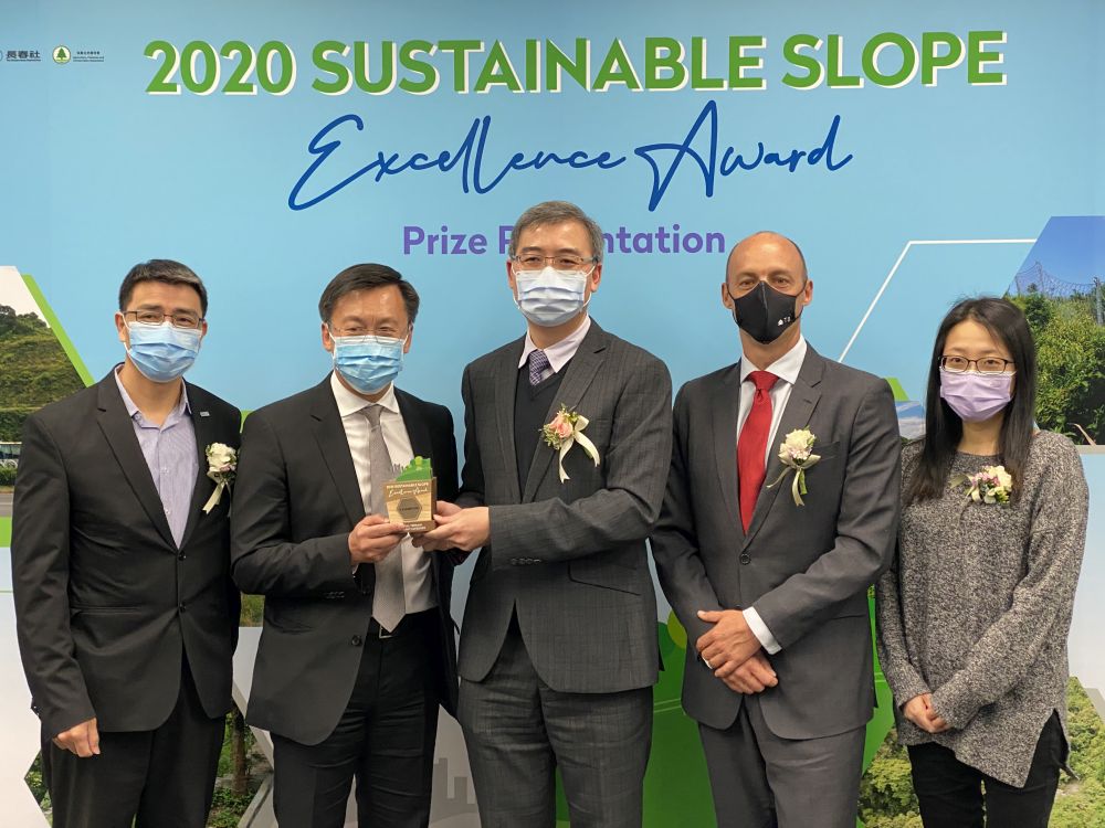 奥雅纳工程顾问公司凭设计及建造西大屿山上羗山的「天然山坡山泥倾泻风险缓减及土壤生物工程」，荣获「天然山坡组」冠军。