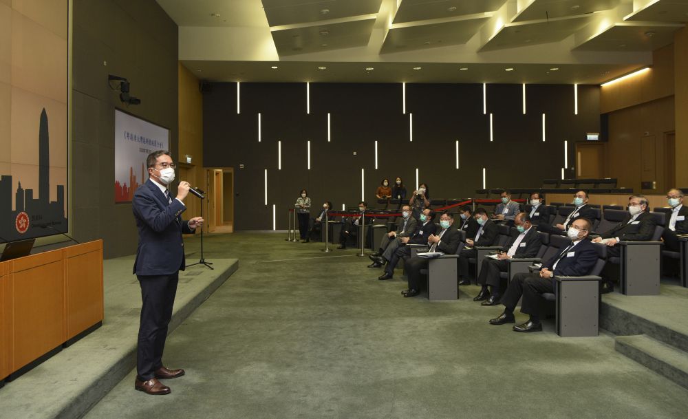 发展局2020年7月15日举行简介会，向建筑及工程业界发布在《香港工程建设谘询企业和专业人士在粤港澳大湾区内地城市开业执业管理暂行办法》下，便利相关企业和专业人士到粤港澳大湾区九市开业执业的新措施。图示发展局局长黄伟纶当日于会上致辞。