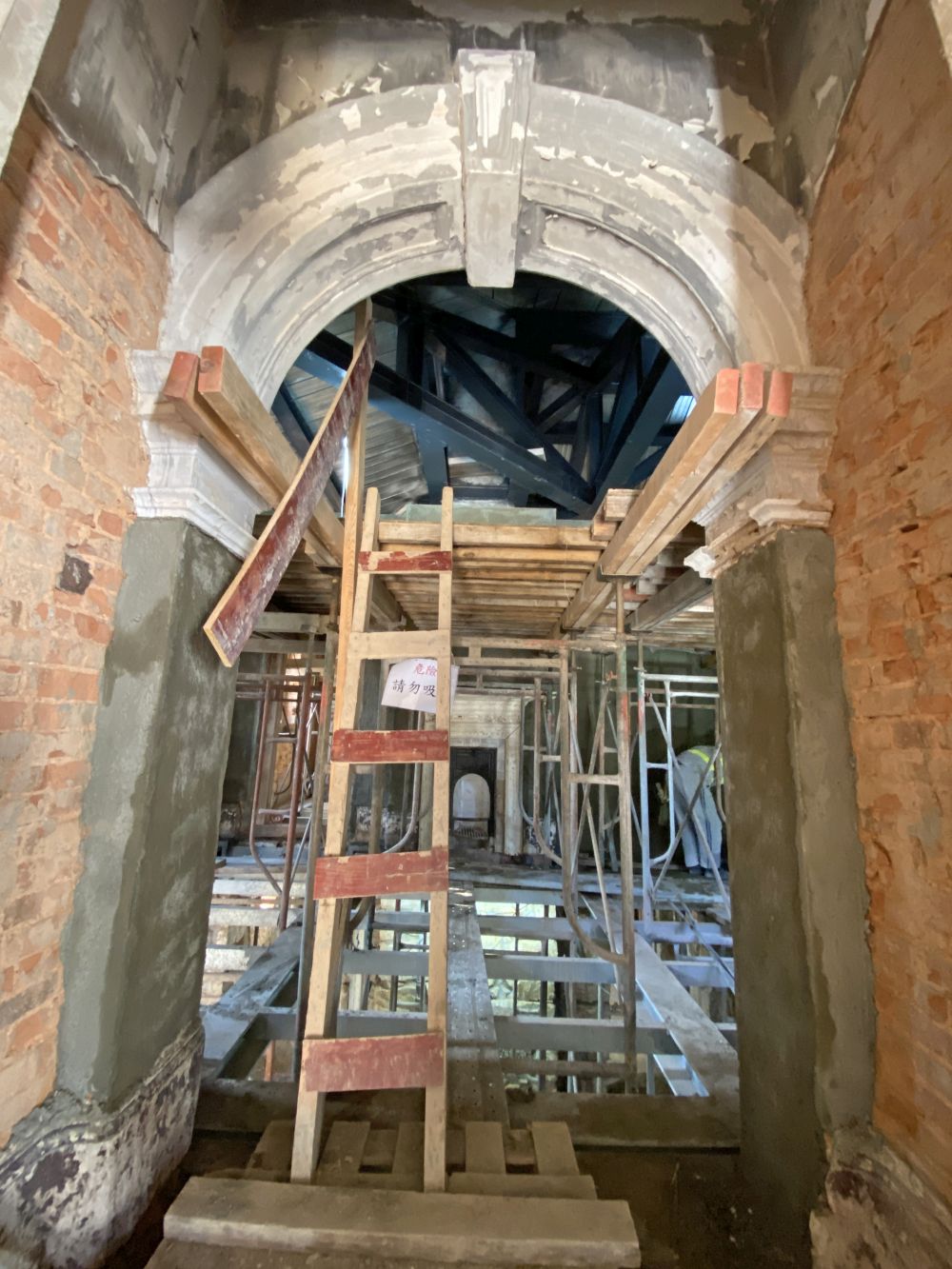 主楼楼梯末端有拱顶石装饰，中间的拱心石是构成圆拱顶的关键。