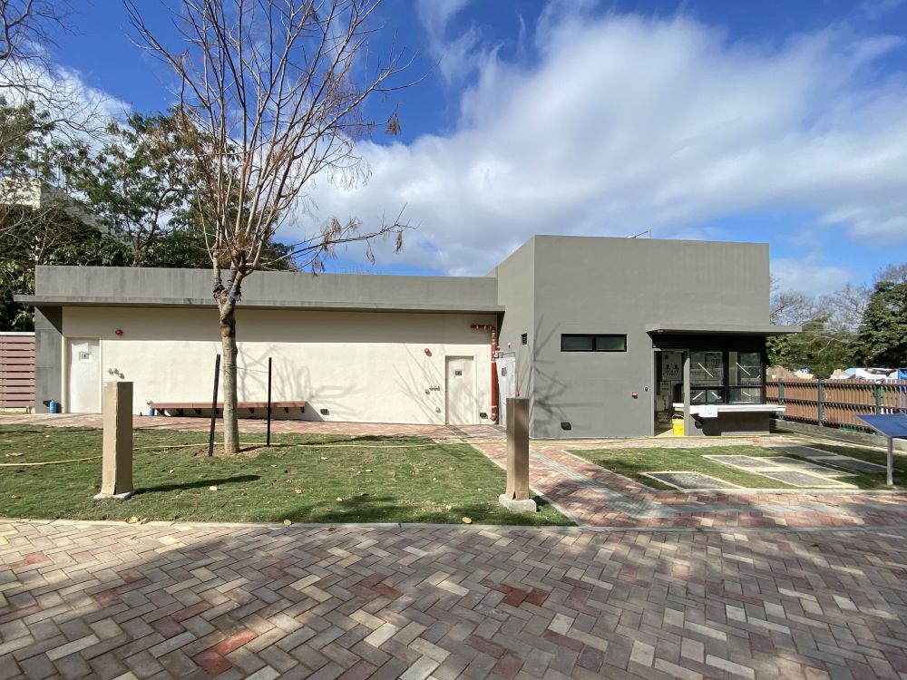 新建的副楼，楼高一层，用作电机房、洗手间等。