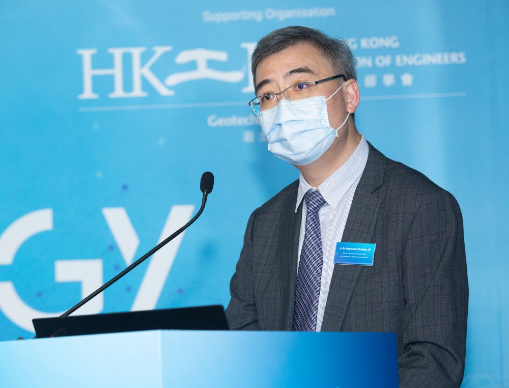 图为土力工程处处长张伟文博士在岩土创新科技论坛致闭幕辞。