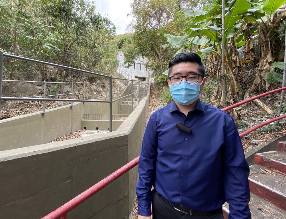 土力工程处土力工程师郑嘉俊以背后位于香港仔石排湾的泥石坝为例，在工程设计阶段，他们利用了数码化地理模型和地质数据，分析斜坡的稳定性和评估泥石流的风险。