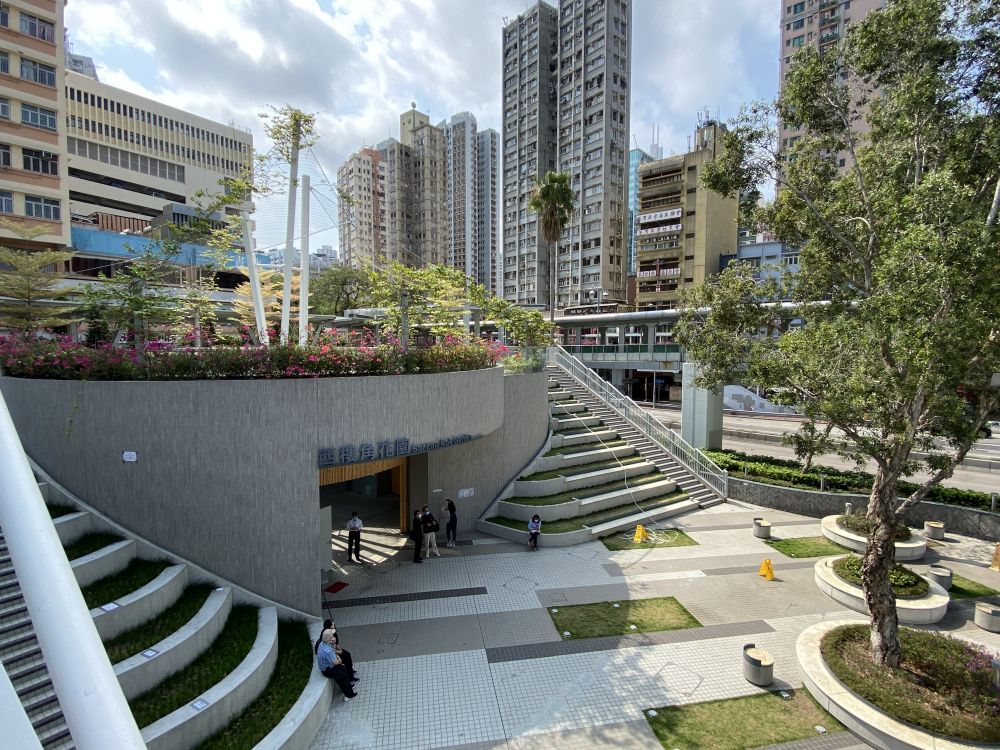 建筑署以创新的设计重建荃湾区西楼角花园，包括把半个公园「升高」，兴建一个平台花园，并在平台下兴建活动中心。