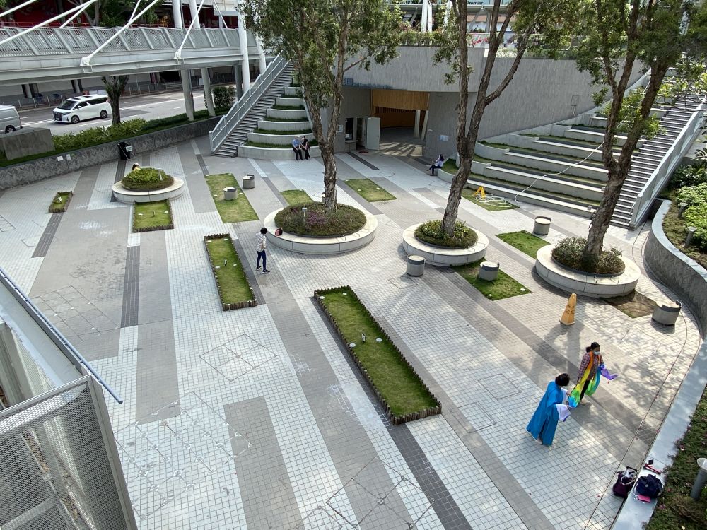 建筑署以创新的设计重建荃湾区西楼角花园，包括把半个公园「升高」，兴建一个平台花园，并在平台下兴建活动中心。