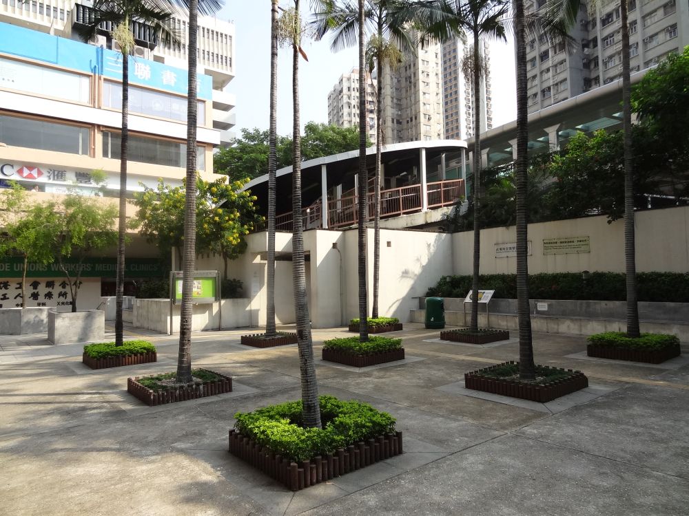 重建前的西楼角花园四周均有围墙，令其隐藏在闹市中，使用率偏低。