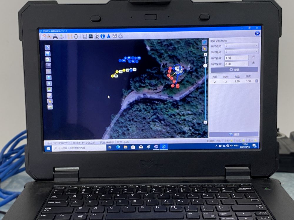 水务化验师邓浩维示范如何透过基站电脑，同时遥控四艘电动无人船按预设的航道航行，并在指定位置上，进行水质监测和取样。