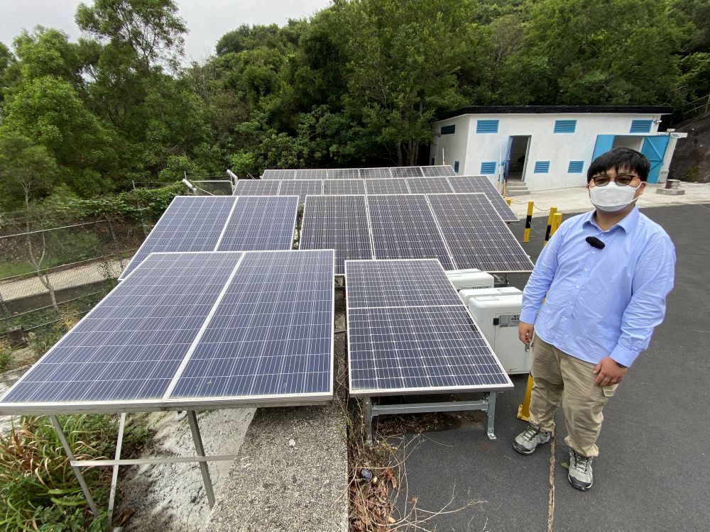 水务署在无人船储存室外安装太阳能板发电系统，其产生的电能可供无人船系统使用。