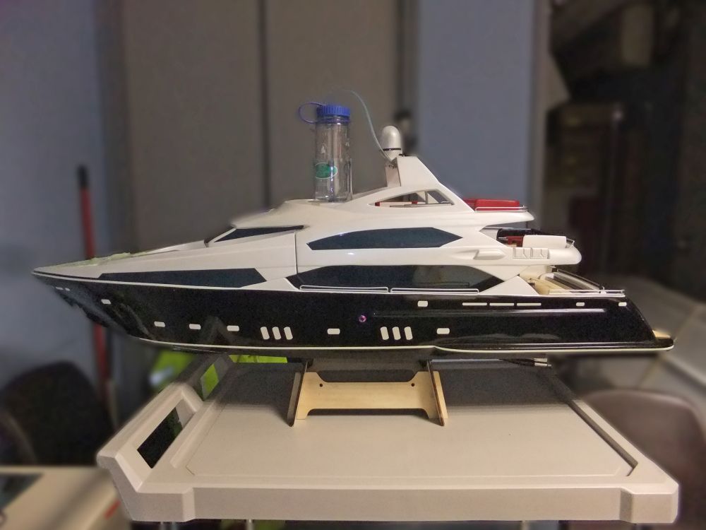 早在2011年，水务署同事已尝试自行改装用于游乐用途的遥控船在水塘取样。