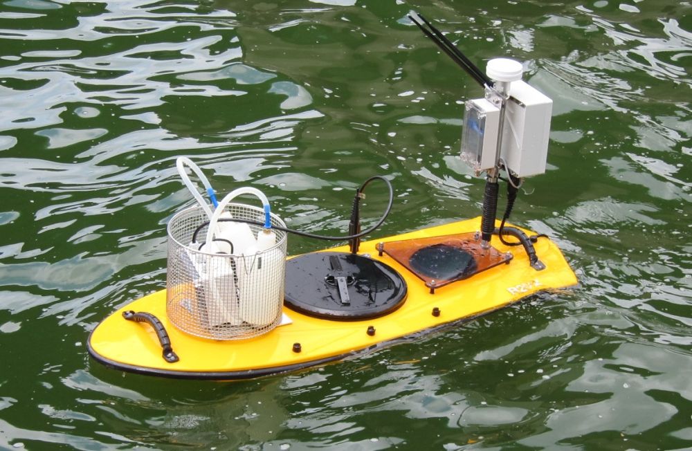 图为2015年水务署同事自行改装的另一艘遥控船，可以监测水质，更可记录监测数据及取样位置。