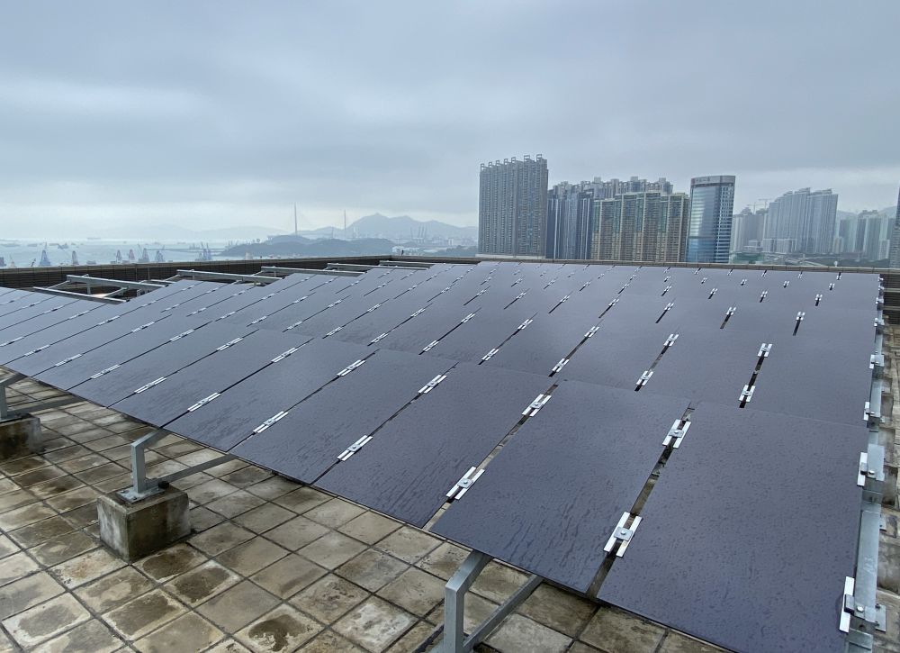 建筑署在西九龙政府合署采用多项可持续发展的建筑技术，包括图中的薄膜太阳能发电系统，即使在阴天的情况下也能发电，为大厦提供清洁能源。