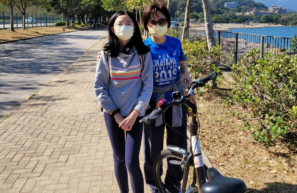 因应疫情，刘佩玲和家人会多到郊外踏单车、远足等。由于子女在家上网学习，她放工后更要化身「老师」。