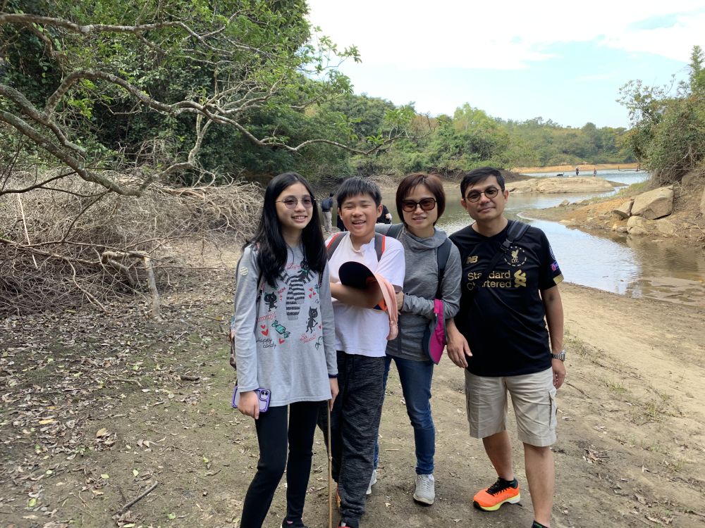 因应疫情，刘佩玲和家人会多到郊外踏单车、远足等。由于子女在家上网学习，她放工后更要化身「老师」。