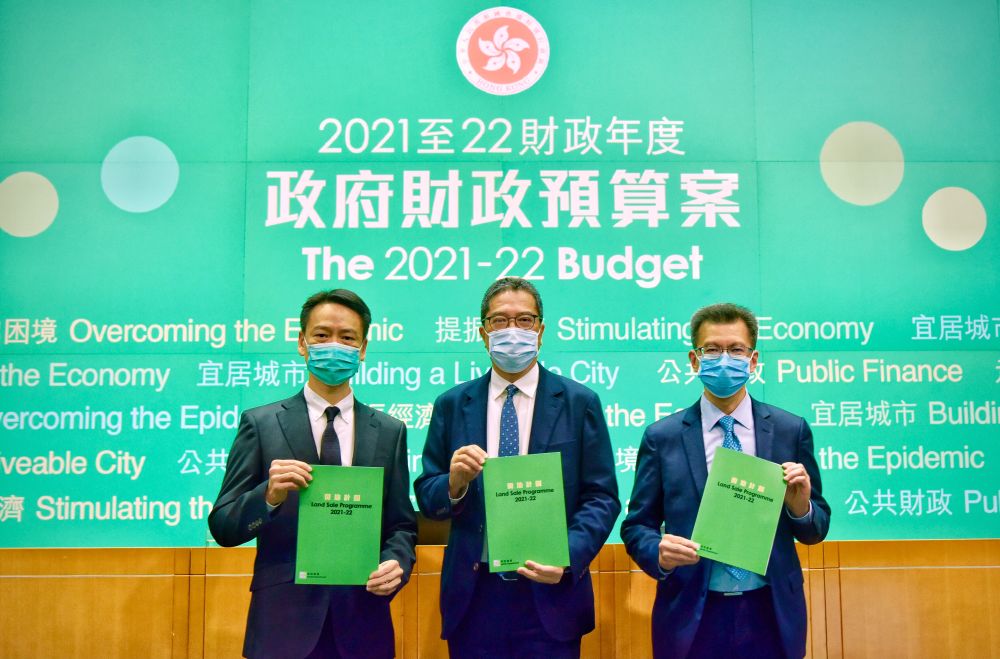 每年在新一份《财政预算案》公布后，政府会公布年度卖地表，列出下个财政年度可供推售的住宅及商业用地。图为发展局局长黄伟纶（中）今年2月举行记者会，公布2021至22年度卖地计划。地政总署署长黎志华（右）和规划署署长钟文杰（左）亦有出席。