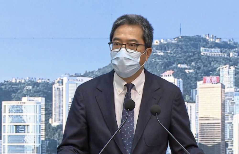 政府亦会每季预先公布来季的卖地计划，为市场提供透明度及确定性。图为发展局局长黄伟纶去年12月公布今年1月至3月卖地计划详情。