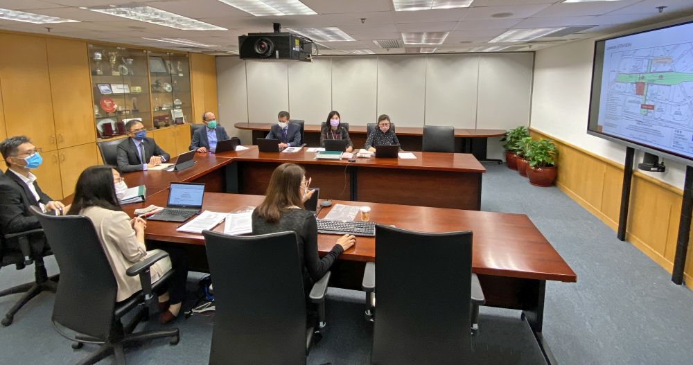 地政总署的估价小组会在截标当日的早上评估地皮的底价，确保底价反映最新的市场情况。