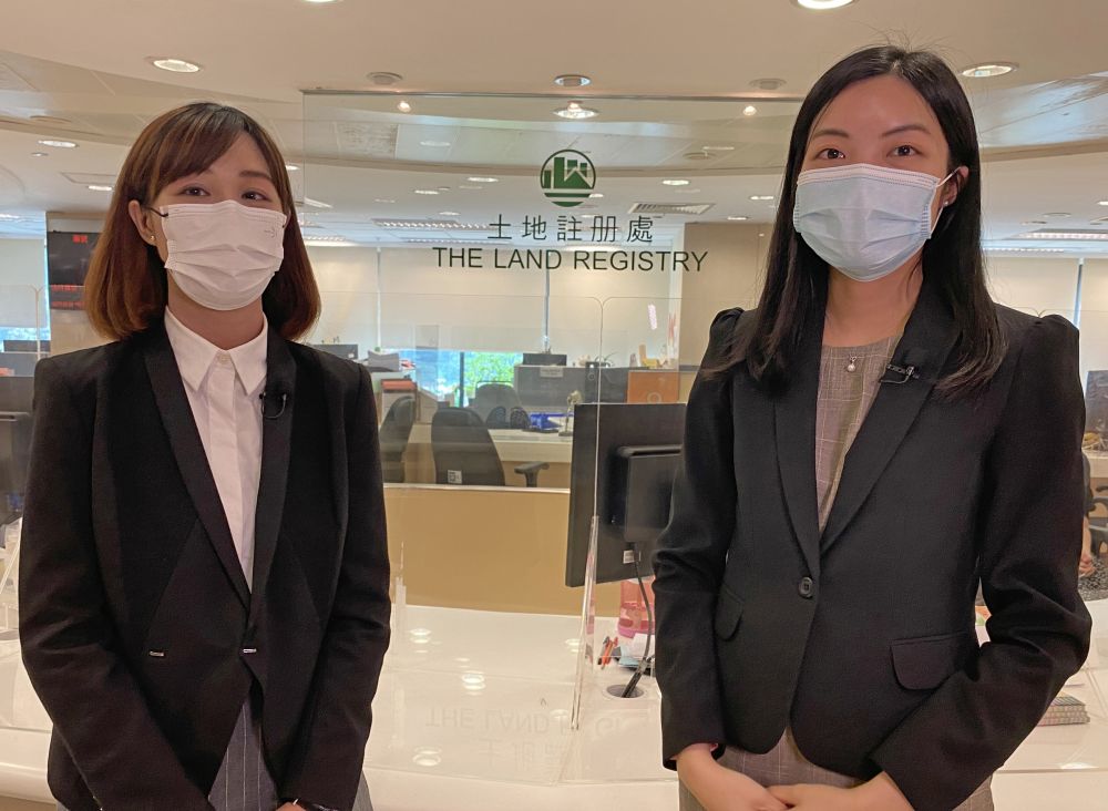 土地注册处二级土地注册主任翁翱（左）和王凯龄（右）为大家介绍楼契注册的程序。