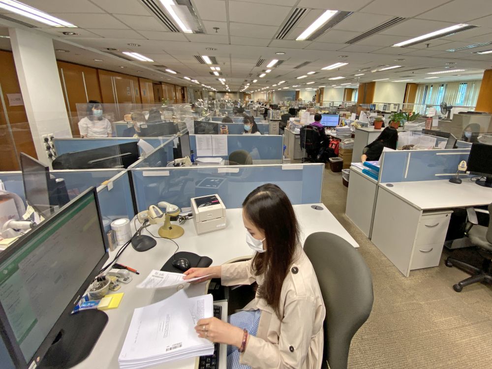 律师行会将契连同一份注册摘要，交到收契柜位办理注册。注册组同事会把注册摘要上所载录的主要资料，即日输入电脑系统。