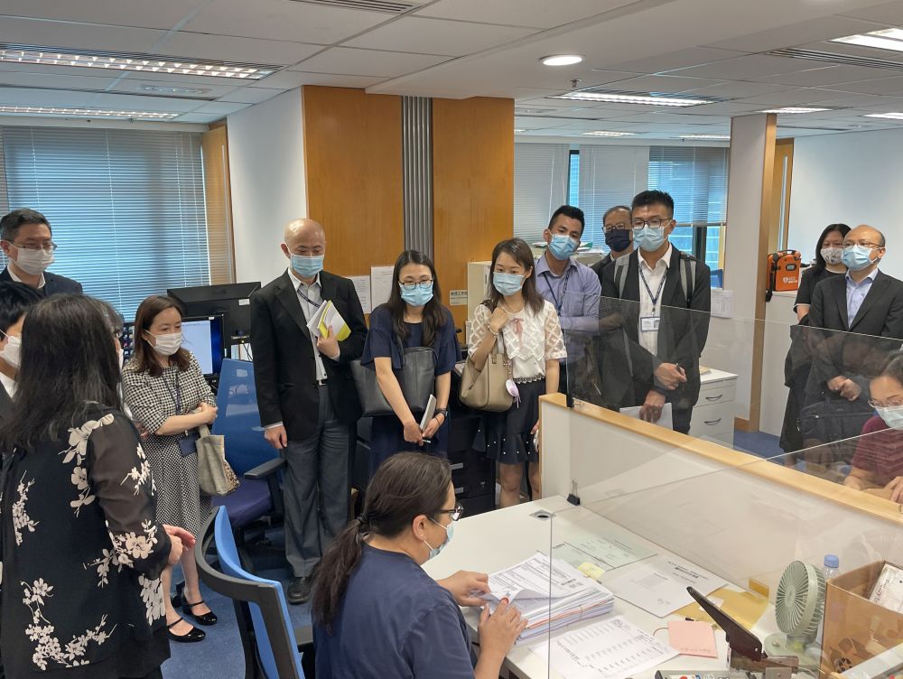 土地注册处日前安排香港司法机构人员参观中央影像处理中心的先进设施，就提供优质的电子影像服务与他们交流和分享经验。