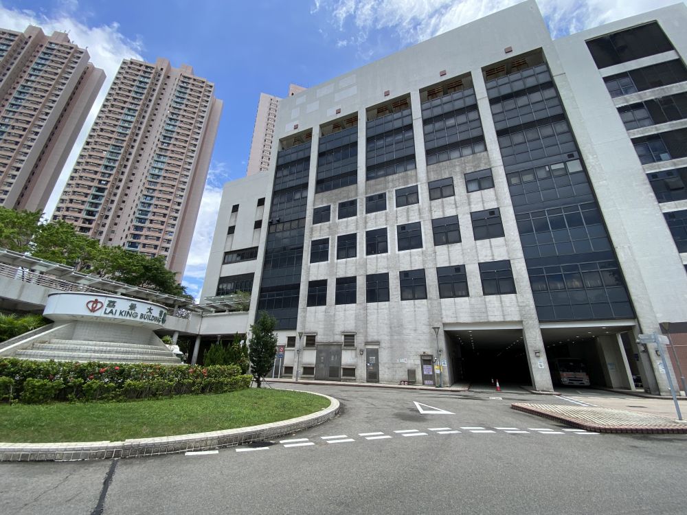 邓承恩现时参与的其中一项工程是玛嘉烈医院荔景大楼扩建计划。图示现有荔景大楼。扩建计划是十年医院发展计划下其中一个重点项目。