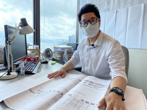 邓承恩最难忘的工作是今年年初完成的临时医院（现称北大屿山医院香港感染控制中心），因为当临时医院进入最后冲刺、赶验收阶段时，他第二个小孩出生。