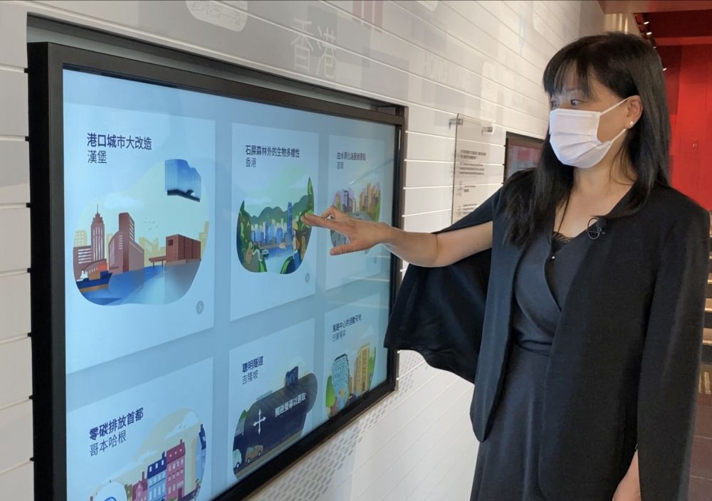 规划署署理总城市规划师陈巧贤介绍展城馆内新增的互动游戏，包括位于地下的“卓越城市”互动展品。