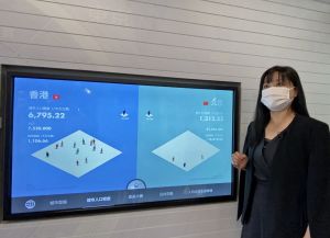 规划署署理总城市规划师陈巧贤介绍展城馆内新增的互动游戏，包括位于地下的「卓越城市」互动展品。