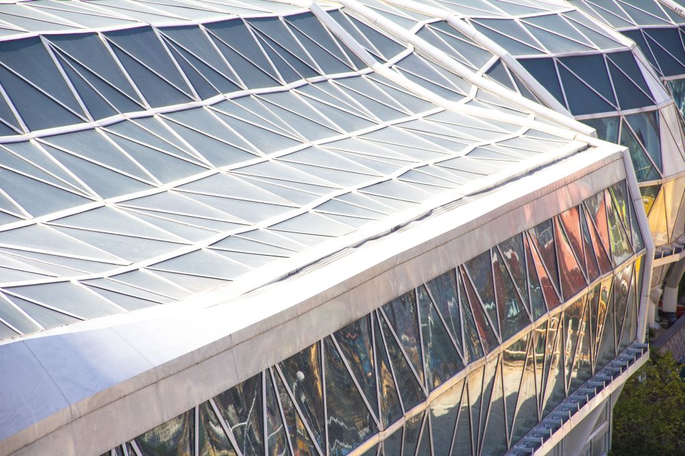 空中花园东北两旁的隔音屏障，是全港首个采用波浪式设计建造的隔音屏障，营造如水流的视觉效果。