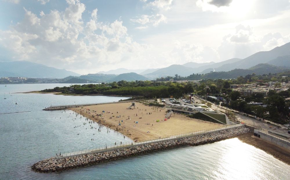 大埔龙尾泳滩是香港首个由政府兴建的人造泳滩，6月23日起开放予公众使用，为居民和游客增添多一个休闲娱乐的好去处。