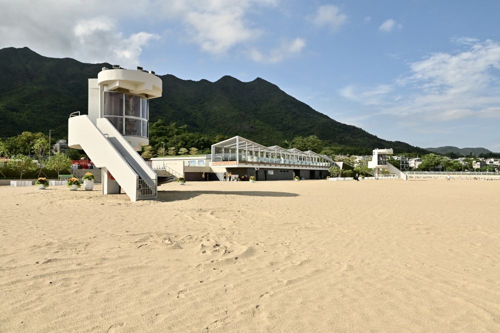 沙滩以天然海沙铺设，沙粒经过筛选后，粗幼大小适中。
