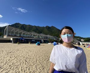 建筑署建筑师赵宁表示，观景台起伏的顶部与背后的八仙岭山脊线互相呼应。1