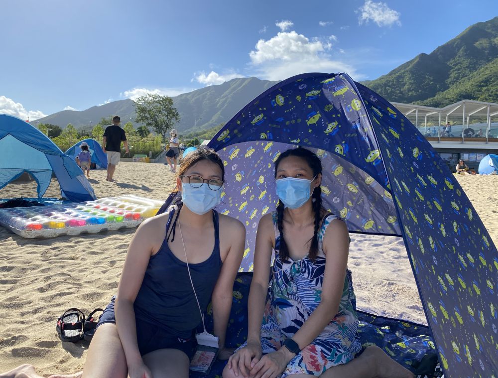 大埔居民唐小姐（右）和陈小姐（左）表示，很开心龙尾有个沙滩，令她们不用长途跋涉前往港岛的泳滩。
