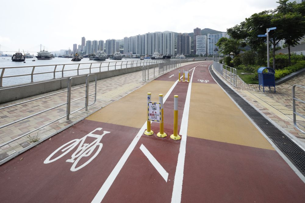 土拓署在单车径上适当加设行人过路处（图中黄色位置），保持海滨的通达性。