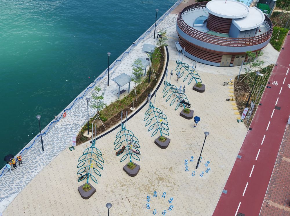 在单车径设计期间，土拓署举办单车泊架设计比赛，让公众发挥创意。荃湾海滨段新单车径采用了比赛中得奖作品的设计，如图中的单车泊架，从高处望下呈树叶形，末端加设座位及绿化元素。
