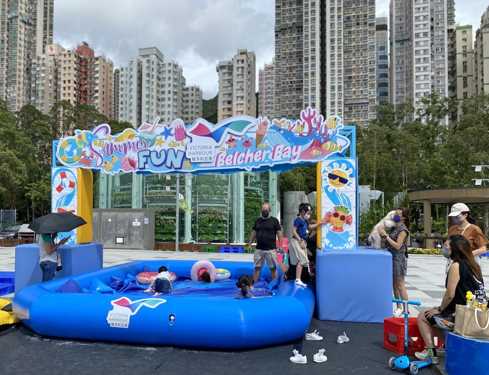 趁着暑假，海滨事务委员会在卑路乍湾海滨休憩用地增设以夏日为主题的装置，如水床、充气摇摇板、把滑浪板改装成滑浪车等。