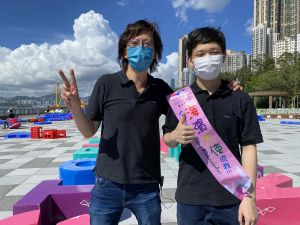 为了令市民更了解卑路乍湾海滨休憩用地的开放式管理，委员会安排「海滨大使」向市民解说有关理念。图为吴永顺（左）和其中一位海滨大使杨浩文合照。