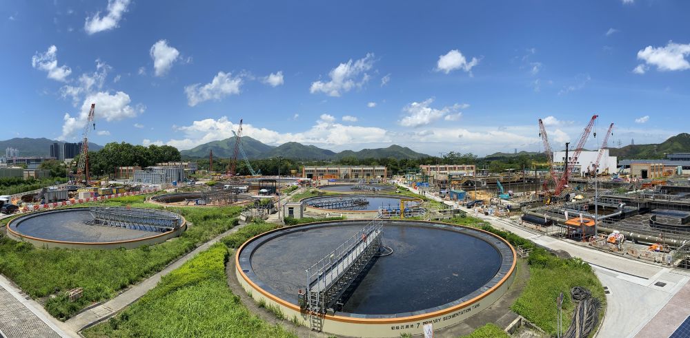 石湖墟污水处理厂扩建工程充满挑战，包括要在运作中的污水处理厂施工、地下管线密布等，不过，在“新工程合约”下，部门、顾问公司和四个承建商建立了一个跨合约的协调团队，令项目顺利推展。