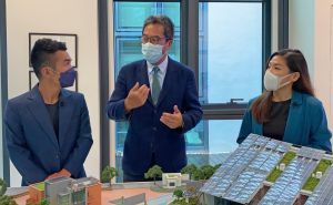 发展局局长黄伟纶（中）邀请两位建造业杰出青年—锺智伟Leo（左）和马可仪Jillian（右），分享他们投身建造业的故事。