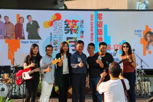 Leo（右三）在余暇积极参与义工、音乐表演等，希望与市民多交流，提升建造业前线人员的形象，吸引更多年轻人入行。