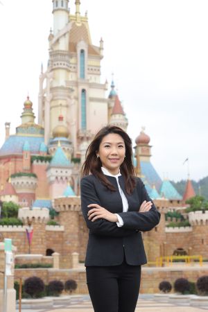 Jillian的工作除了为建筑物或设施设计颜色和审批样板之外，最主要是教导承包商如何在现场施工。