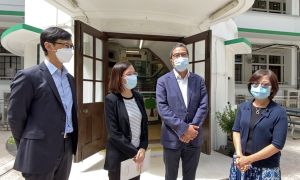发展局局长黄伟纶早前到访般咸道官立小学。左起：发展局文物保育专员蒋志豪、般咸道官立小学校长万丽英、黄伟纶、古物古迹办事处执行秘书萧丽娟。